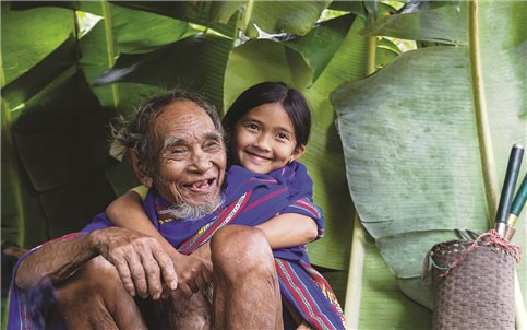 Chuyện tình trăm tuổi và kho báu văn hóa giữa đại ngàn Đăk Pne