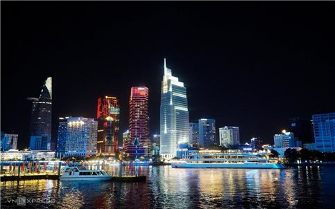 Rực rỡ sắc Xuân Bính Ngọ: Những cung bậc cảm xúc trong đêm giao thừa