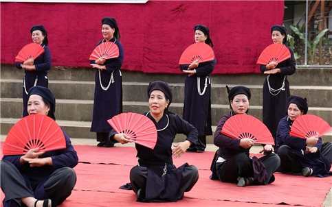 Nhịp Xuân thiêng bên hồ Ba Bể