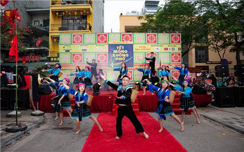 Tết Mông xuống phố