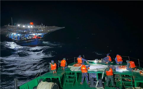 Tàu cá với 36 ngư dân gặp nạn vừa được cứu hộ an toàn