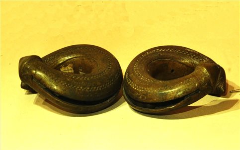 Bật mí về những bí ấn đôi vòng đeo chân của phụ nữ Brâu