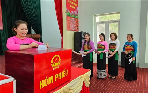 Rộn ràng ngày hội bầu cử nơi vùng biên xứ Thanh