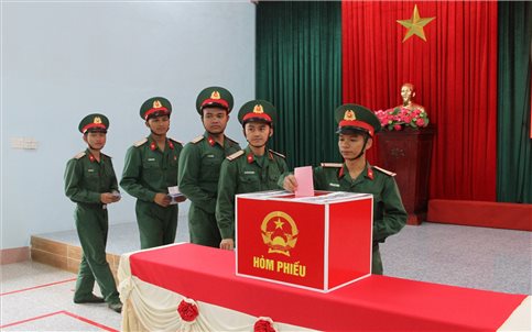 Bầu cử sớm ở Đắk Lắk: Nhiều chiến sĩ trẻ xúc động khi lần đầu đi bỏ phiếu