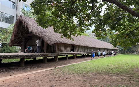 Độc đáo ngôi nhà dài của người Ê Đê giữa lòng Hà Nội