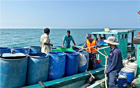 “Giải khát” cho người dân đảo Hòn Chuối trong nắng hạn gay gắt