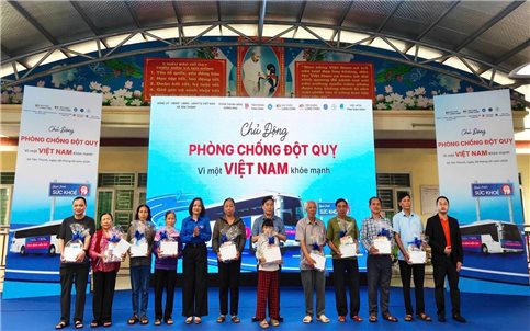 Khám bệnh, tư vấn và cấp phát thuốc miễn phí cho người dân