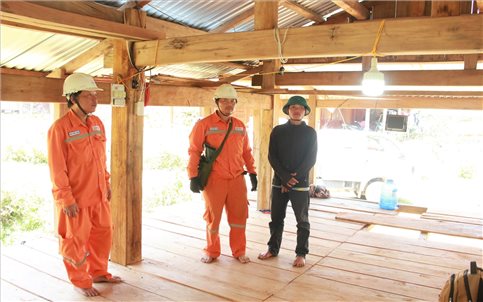 135 hộ đồng bào Xơ Đăng ở thôn Tu Thôn được sử dụng điện lưới Quốc gia