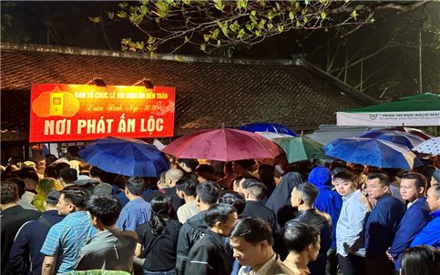 Mưa lạnh không cản bước người dân chờ phát ấn Đền Trần