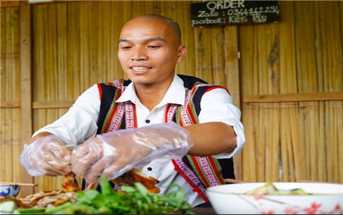 Chàng trai Ca Dong "kể" những câu chuyện quê hương bằng ẩm thực