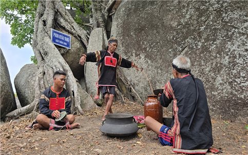 Đồng bào Gia Rai cầu mưa trên đỉnh núi thần Chư Tao Yang