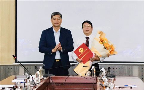 Thứ trưởng Y Vinh Tơr trao quyết định bổ nhiệm Phó Vụ trưởng Vụ Tuyên truyền công tác dân tộc, tôn giáo