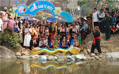 Tết té nước: Nét văn hóa độc đáo giữa đại ngàn Tây Bắc