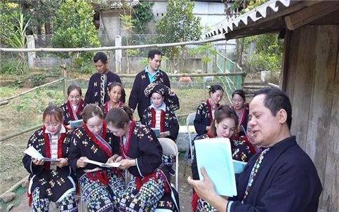 Người "cõng nhà" xuống núi đưa bản nghèo người Dao trở thành bản nông thôn mới đầu tiên