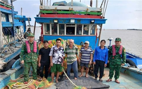 Bắt giữ 2 tàu cá vận chuyển trái phép 15.000 lít dầu DO tại cửa sông Ninh Cơ
