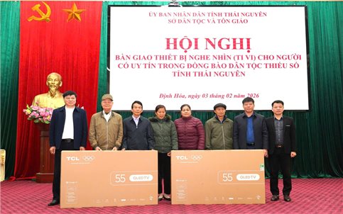 Sở Dân tộc và Tôn giáo tỉnh Thái Nguyên trao Tivi thông minh cho Người có uy tín trong đồng bào DTTS