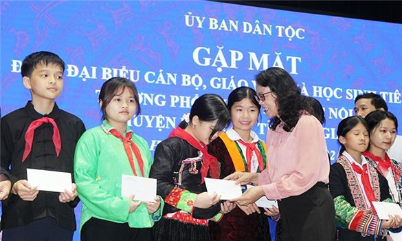 Thứ trưởng, Phó Chủ nhiệm Hoàng Thị Hạnh gặp mặt Đoàn cán bộ, giáo viên, học sinh Trường PTDT Nội trú huyện Mèo Vạc