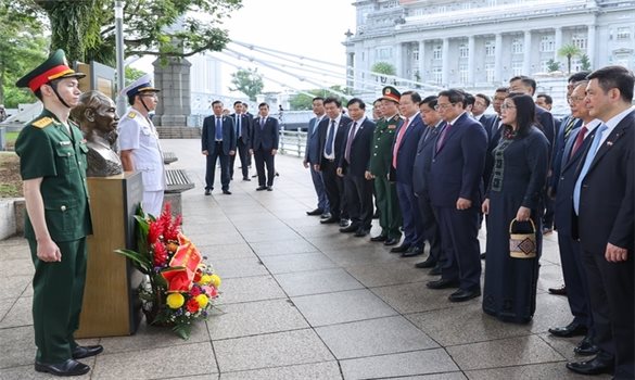 Thủ tướng dâng hoa tại tượng đài Chủ tịch Hồ Chí Minh ở Bảo tàng Văn minh châu Á