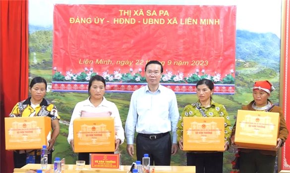 Chủ tịch nước Võ Văn Thưởng thăm hỏi người dân vùng lũ xã Liên Minh
