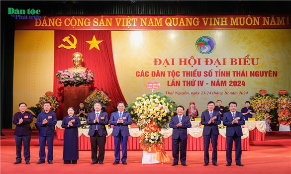 "Tiếp tục nghiên cứu, nâng cao nhận thức và quán triệt sâu sắc các quan điểm, chủ trương, đường lối của Đảng và Nhà nước về công tác dân tộc, chính sách dân tộc"