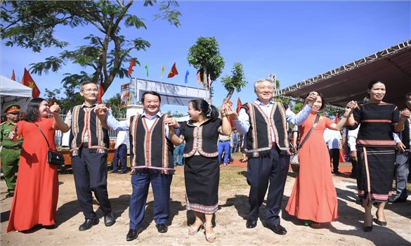 Phó Thủ tướng Thường trực Chính phủ Nguyễn Hòa Bình dự Ngày hội Đại đoàn kết toàn dân tộc tại làng Ia Nueng