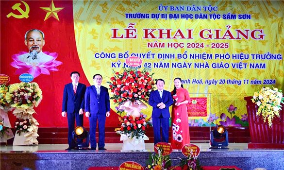 Bộ trưởng, Chủ nhiệm Ủy ban Dân tộc dự khai giảng tại Trường Dự bị Đại học Dân tộc Sầm Sơn