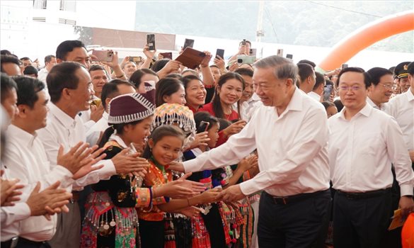 Tổng Bí thư Tô Lâm: Đây là ngôi trường của con em mình, bà con mình nên phải cùng nhau giữ gìn, vun đắp