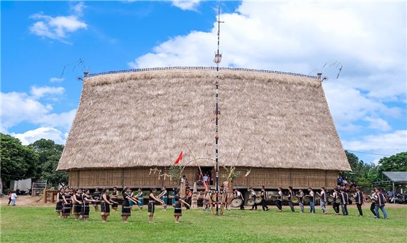 Làng Kon Băh “hồi sinh” nhà rông sau hỏa hoạn