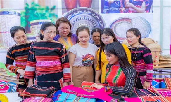 "Bước chân số" của những người phụ nữ DTTS nơi bản làng