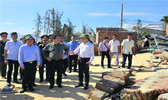 Thủ tướng Chính phủ Phạm Minh Chính thăm, tặng quà động viên người dân, doanh nghiệp thiệt hại do thiên tai tại Gia Lai