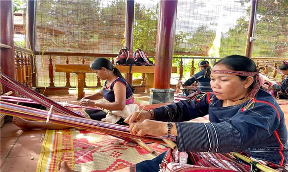 Gia Lai: Truyền dạy nghề dệt thổ cẩm, chỉnh chiêng Ba Na