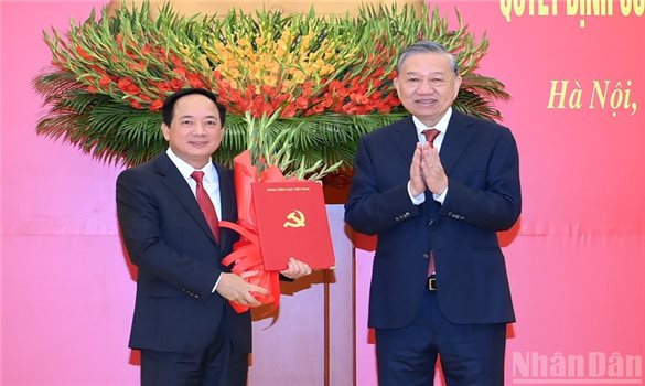 Tổng Bí thư Tô Lâm trao các quyết định của Bộ Chính trị về công tác cán bộ
