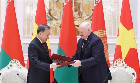 Tổng Bí thư Tô Lâm và Tổng thống Aleksandr Lukashenko chứng kiến Lễ ký các văn kiện hợp tác giữa Việt Nam và Belarus