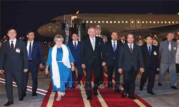 Tổng thống Hungary bắt đầu thăm chính thức Việt Nam