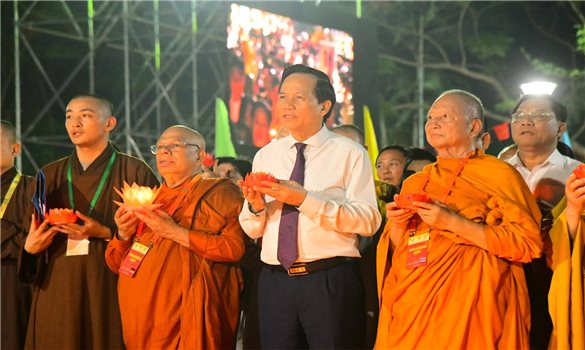 Bộ trưởng Bộ Dân tộc và Tôn giáo Đào Ngọc Dung dự Lễ hội hoa đăng cầu nguyện hòa bình