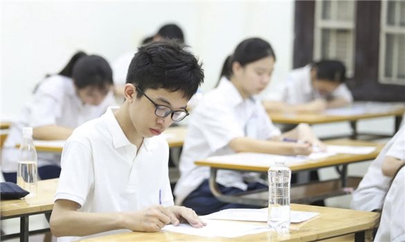Hơn 100.000 thí sinh Hà Nội làm bài thi Ngữ văn vào lớp 10
