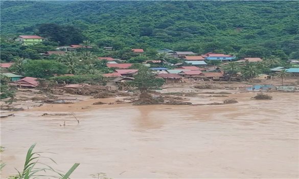 Nhiều bản làng bị cô lập, bốn bề lũ dữ