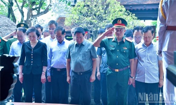 Thủ tướng Phạm Minh Chính dâng hương tại Bảo tàng Đại tướng Nguyễn Chí Thanh ở thành phố Huế