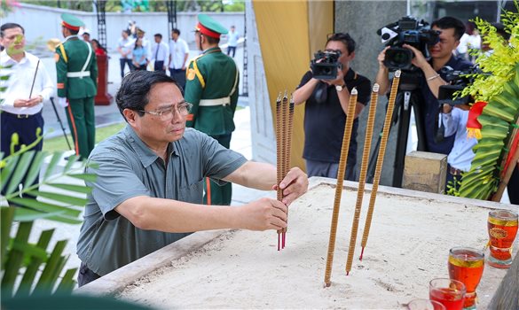 Thủ tướng thăm Mẹ Việt Nam Anh hùng, dâng hương tại Thành cổ Quảng Trị và Nghĩa trang Đường 9