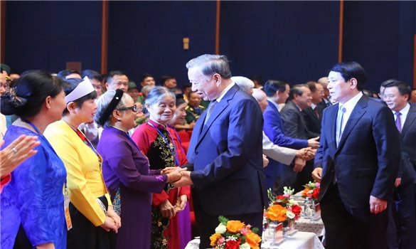 Máu đào tô thắm cờ Tổ quốc