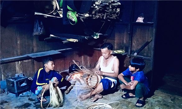 Người Cơ Tu duy nhất biết đan mâm cơm ở Công Dồn