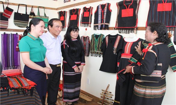 Thu hút khách du lịch từ các trải nghiệm văn hóa truyền thống ở buôn làng