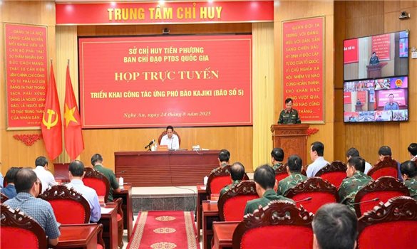 Thủ tướng Phạm Minh Chính chủ trì họp tại Sở Chỉ huy tiền phương ứng phó với bão số 5