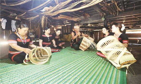 Những người giữ nghề truyền thống ở vùng cao