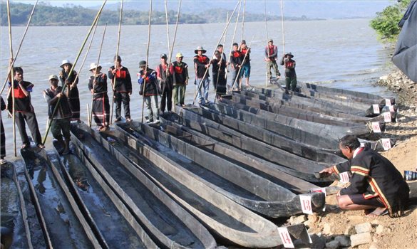 Chuyện về những chiếc thuyền độc mộc trăm tuổi của người Mnông