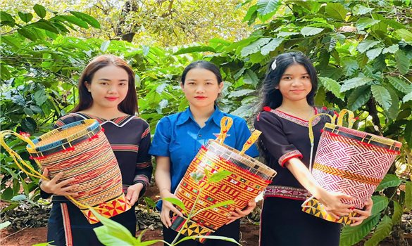 Cô gái Gia Rai lan tỏa tinh thần bảo tồn, phát huy giá trị từ nghề đan lát truyền thống