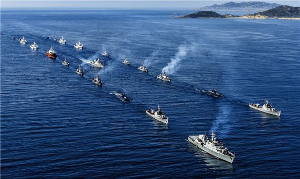 Tàu ngầm Kilo, tàu hộ vệ tên lửa hùng dũng diễu binh trên biển Cam Ranh