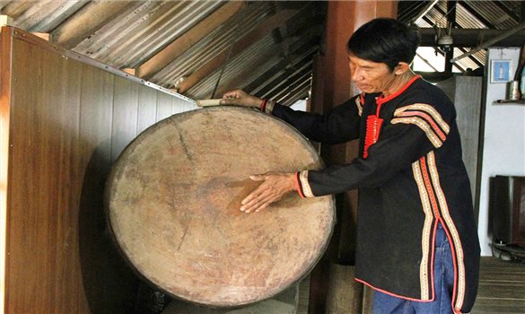 Chiêm ngưỡng “kho báu” văn hóa trong những ngôi nhà dài