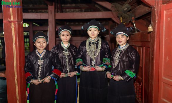 Khám phá nghề chạm bạc của người Nùng Dín ở Tuyên Quang