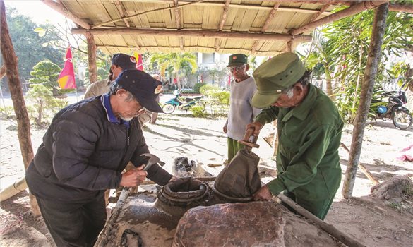 Lò rèn Tơ Niam Dup - Điểm nhấn độc đáo trong văn hóa của người Xơ Đăng